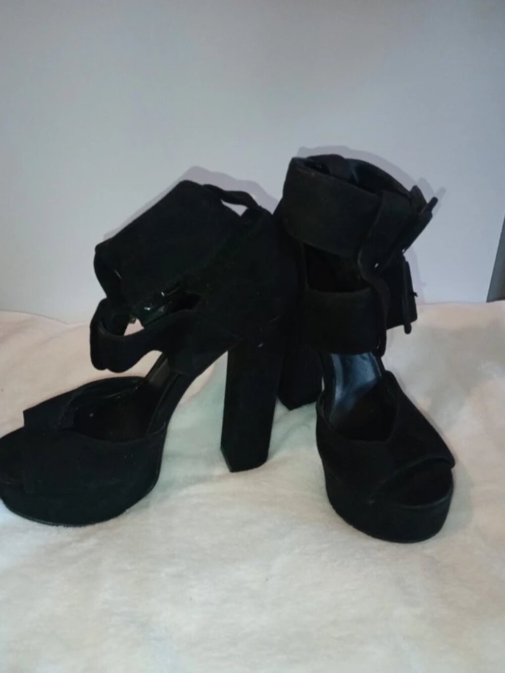 Heels - Picture 2 of 2
